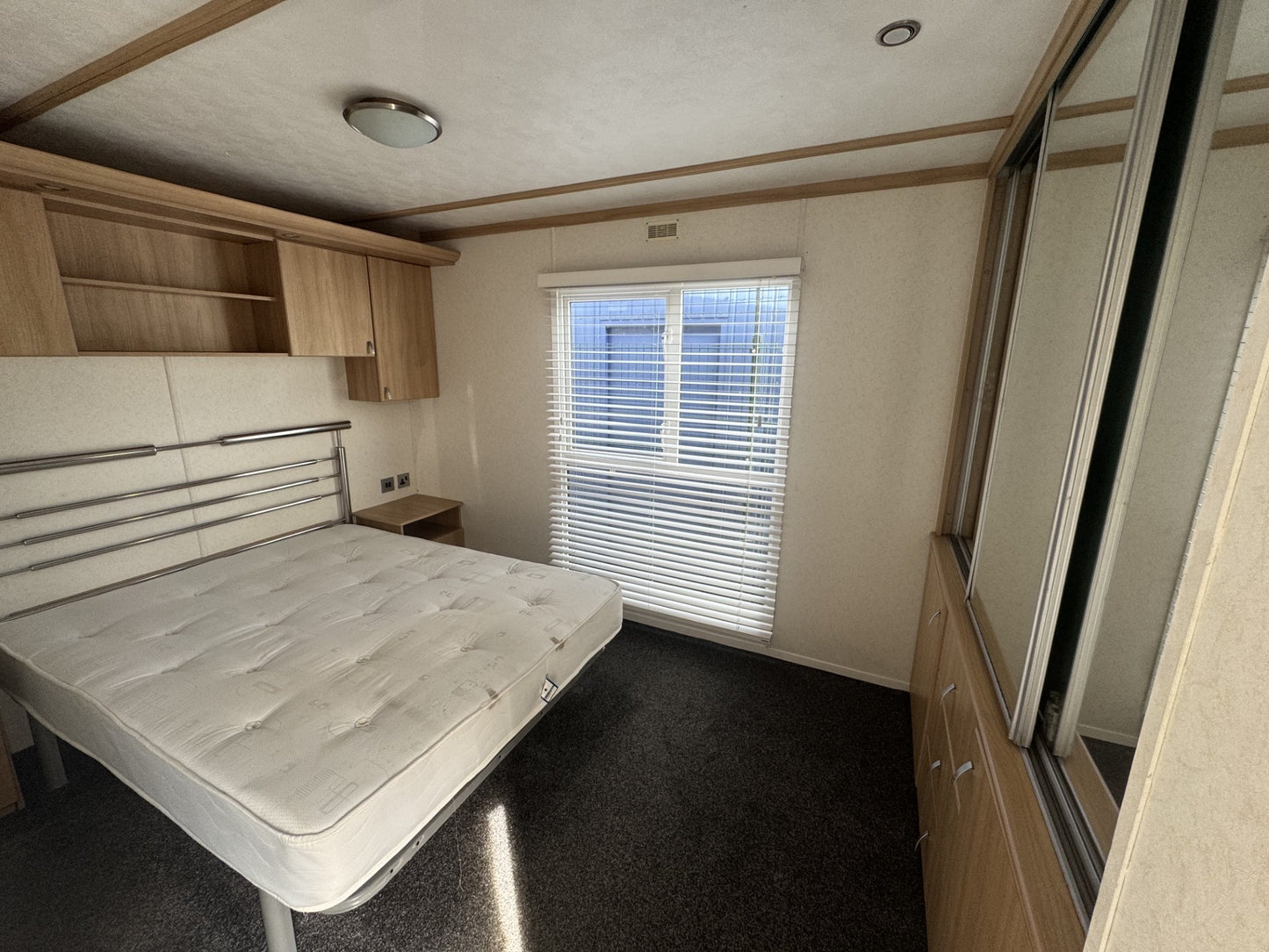 ** Carnaby Rosedale 11.00 x 3.80 2 slaapkamers dubbelglas en cv 17.950,-**