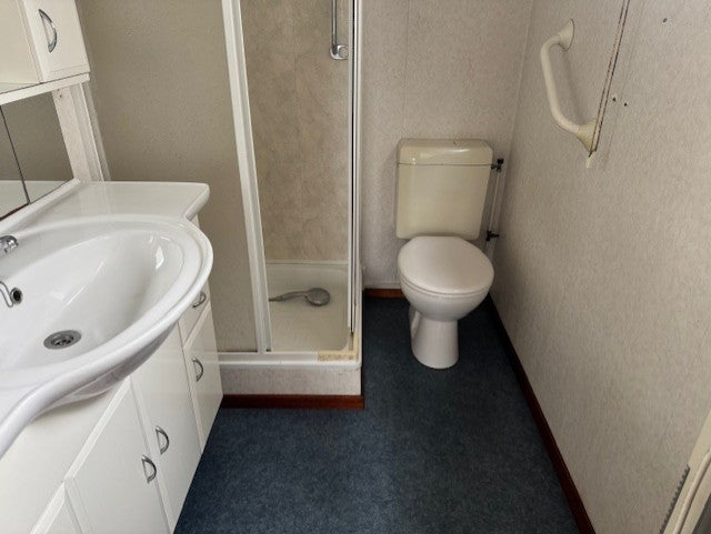 ** Canexel chalet 10 x 4 2 slaapkamers ideaal voor de handyman 8950,-**