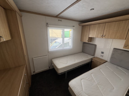 ** Carnaby Rosedale 11.00 x 3.80 2 slaapkamers dubbelglas en cv 17.950,-**