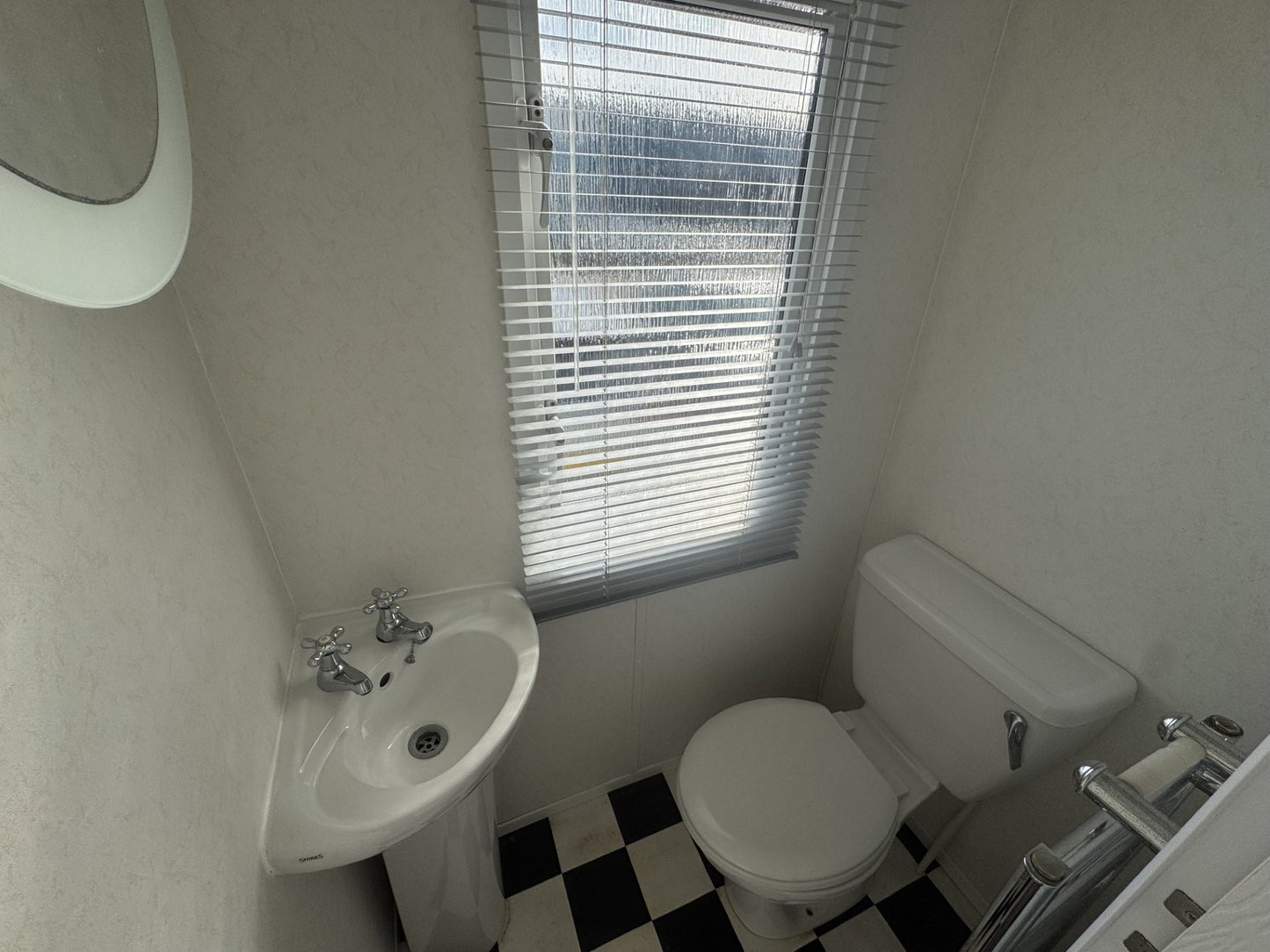 ** Carnaby Rosedale 11.00 x 3.80 2 slaapkamers dubbelglas en cv 17.950,-**