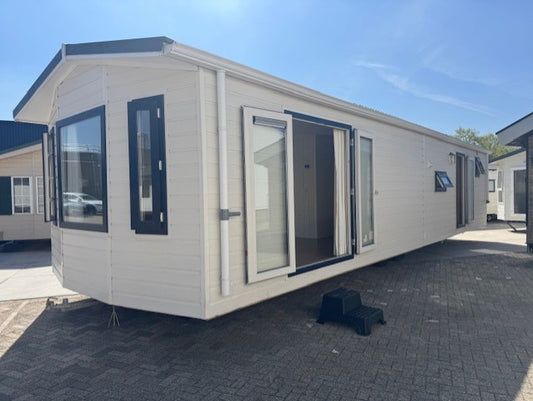 ** Kunststof chalet 12 x 385 3 slaapkamers 37.950,-**