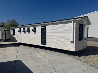 ** Kunststof chalet 12 x 385 3 slaapkamers 37.950,-**