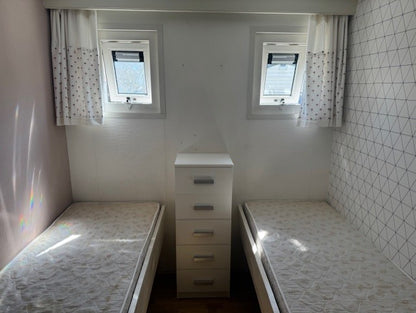 ** Kunststof chalet 12 x 385 3 slaapkamers 37.950,-**
