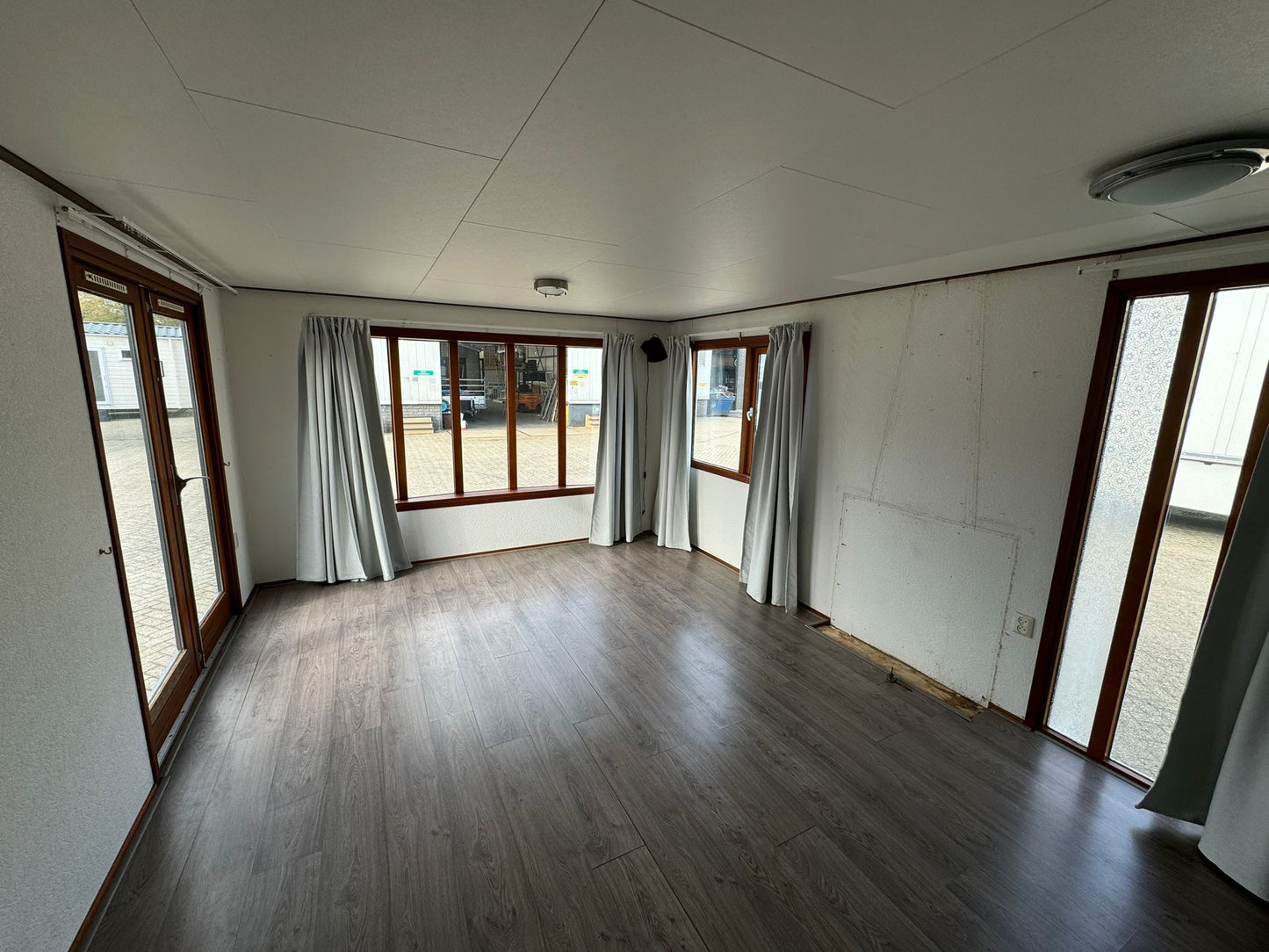 Houten chalet 10.50 x 3.80 - 2 slaapkamers - VERKOCHT