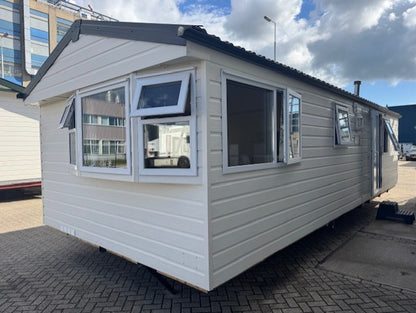 ** Kunststof stacaravan 9.00 x 3.70 2 slaapkamers 22.950,-**