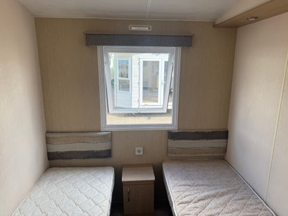 ** Kunststof stacaravan 9.00 x 3.70 2 slaapkamers 22.950,-**