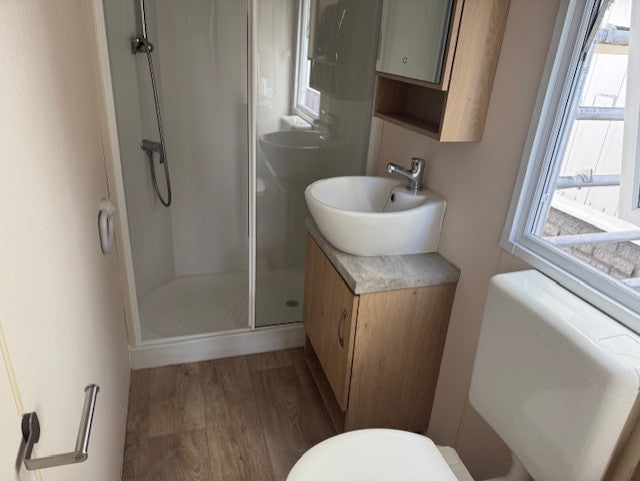 ** Kunststof stacaravan 9.00 x 3.70 2 slaapkamers 22.950,-**