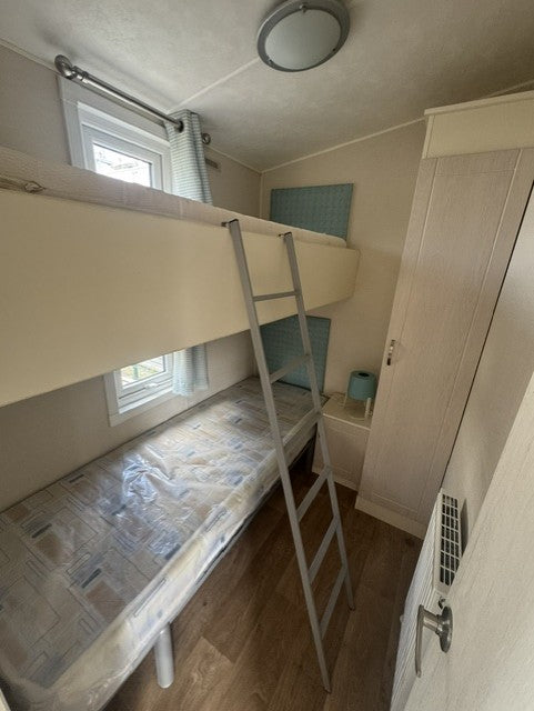 **Kunststof chalet met mudden woonkamer en 3 slaapkamers 26.950,-**