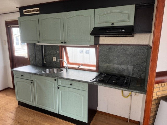 ** Canexel chalet 10 x 4 2 slaapkamers ideaal voor de handyman 8950,-**