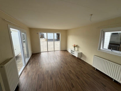 **Kunststof chalet 9.90 x 3.70 2 slaapkamers 23.750,-**